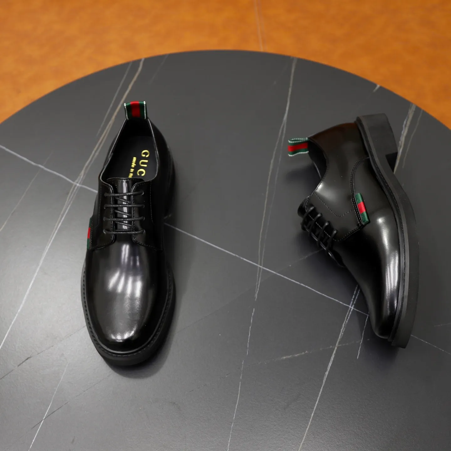 Ex-factory price: 540💰🙅‍♂️🙅‍♂️🙅‍♂️ Brand: GUCCI Standard code: Men's code 38-44 (45 can be customized) Grade: Same style as the official website Original order quality Material: Original cowhide surface Comfortable cowhide lining Original outsole Style category: Men's fashionable casual leather shoes Distinguished big-name luxury elements Top luxury Color: actual picture color